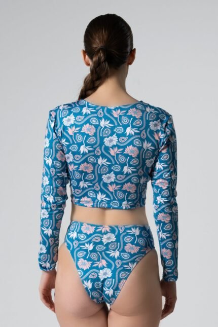 Featuring long sleeve