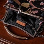 Χειροποίητη τσάντα χειρός & ώμου σε στυλ vintage, από σατέν ύφασμα - Image 4