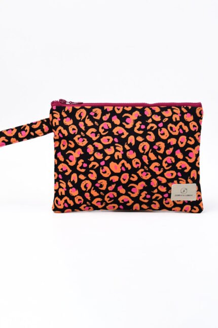 Medium 25x18cm / Large 35x25cm Top zipper closure  Wrist handle Interior waterproof lining Out 100% Cotton Canvas