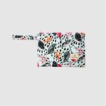 Medium 25x18cm / Large 35x25cm Top zipper closure  Wrist handle Interior waterproof lining Out 100% Cotton Canvas