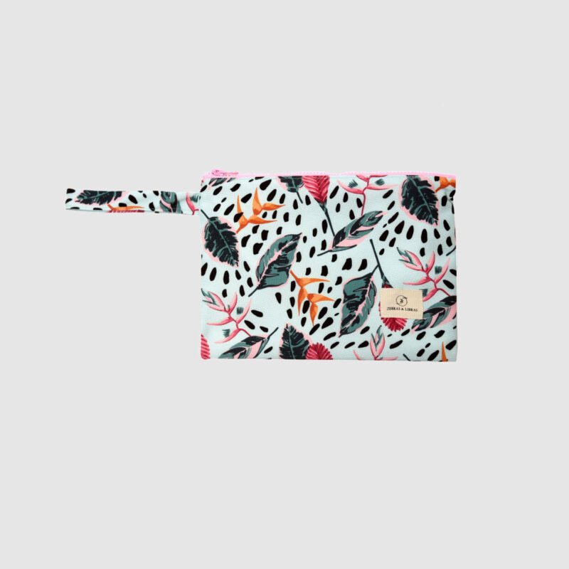 Medium 25x18cm / Large 35x25cm Top zipper closure  Wrist handle Interior waterproof lining Out 100% Cotton Canvas