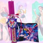 Σετ πασχαλινή λαμπάδα K-Pop με μπρελόκ και νεσεσέρ - Image 3