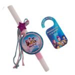 Λαμπάδα πλακέ λευκή με κρεμαστό στοιχείο K POP HUNTRIX και όνομα ( 30 εκ.) σετ με ασορτί HUNGER πόρτας ( 15 εκ )