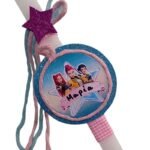 Λαμπάδα πλακέ λευκή με κρεμαστό στοιχείο K POP HUNTRIX και όνομα ( 30 εκ.) σετ με ασορτί HUNGER πόρτας ( 15 εκ ) - Image 2