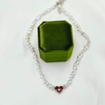 ‘’ Scarlet pearl ‘’ κολιέ τσόκερ με κόκκινη καρδιά