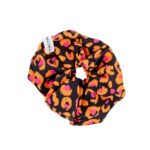 Scrunchie Leo Mango της Zebras & Libras. Υφασμάτινο λαστιχάκι μαλλιών με μοντέρνο σχέδιο για καθημερινά χτενίσματα.