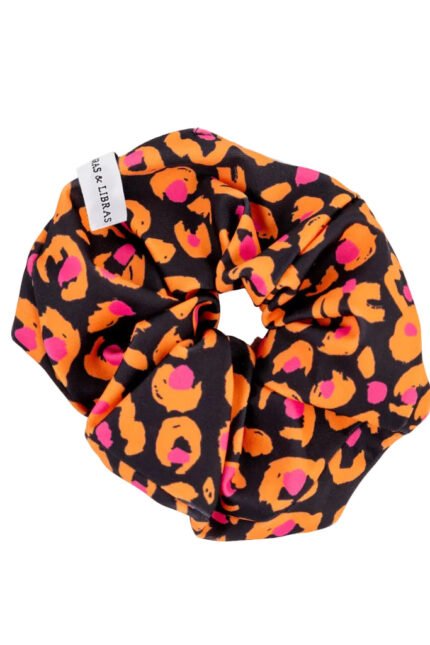 Scrunchie Leo Mango της Zebras & Libras. Υφασμάτινο λαστιχάκι μαλλιών με μοντέρνο σχέδιο για καθημερινά χτενίσματα.