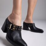Γυναικεία mules IRIS Δερμάτινα mules με αγκράφα – TEO106 – Μαύρο The Fashion Project