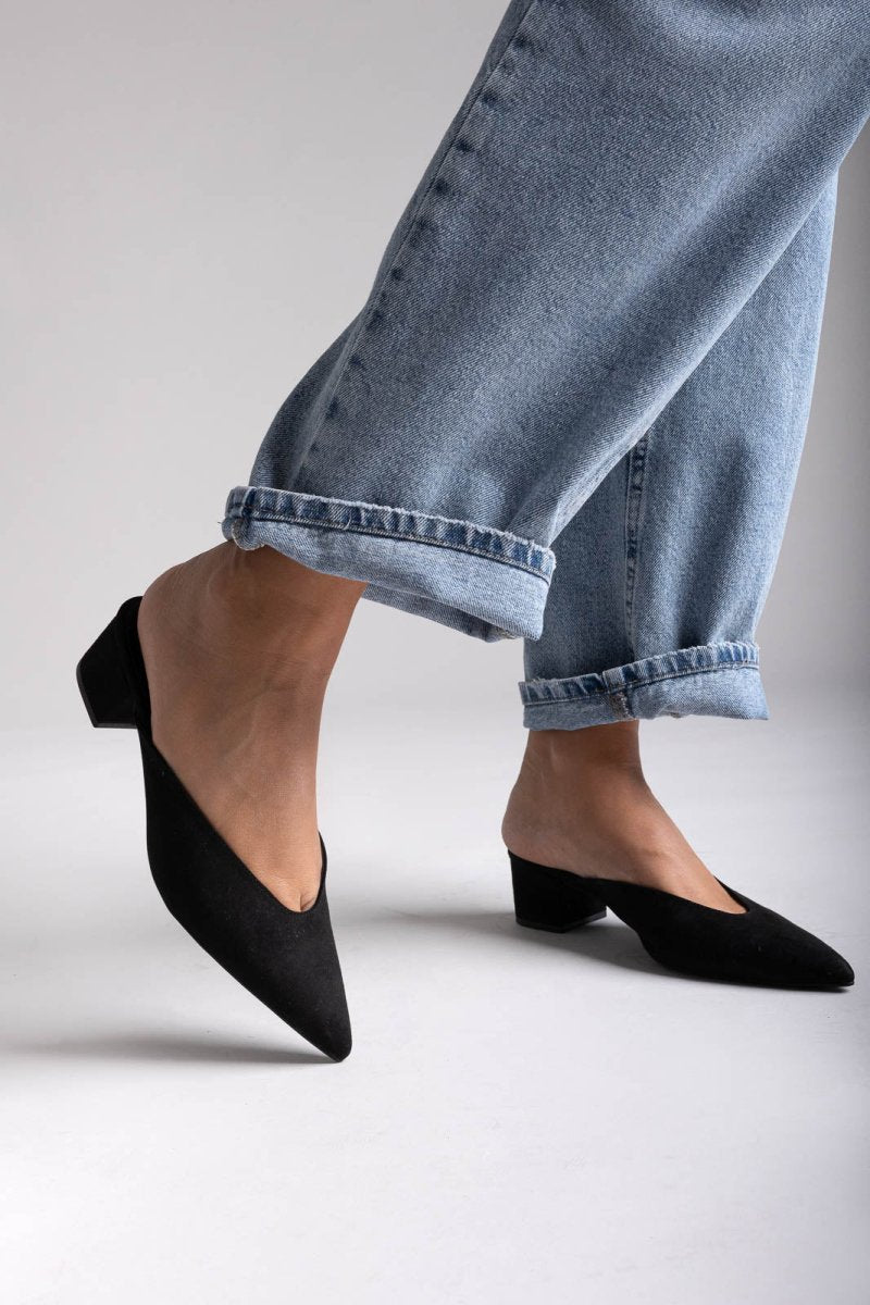 tfp-pointed-suede-mules-with-block-heel-black-suede-tfp-thefashionprojectgr-8373200 Γυναικεία mules TFP Μυτερά Σουέντ Mules με τετράγωνο τακούνι – 358X – Μαύρο Σουέτ The Fashion Project