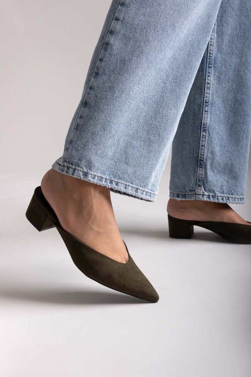 tfp-pointed-suede-mules-with-block-heel-olive-suede-tfp-thefashionprojectgr-5070117 Γυναικεία mules TFP Μυτερές Σουέντ Mules με τετράγωνο τακούνι – 358X – Λαδί Σουέτ The Fashion Project